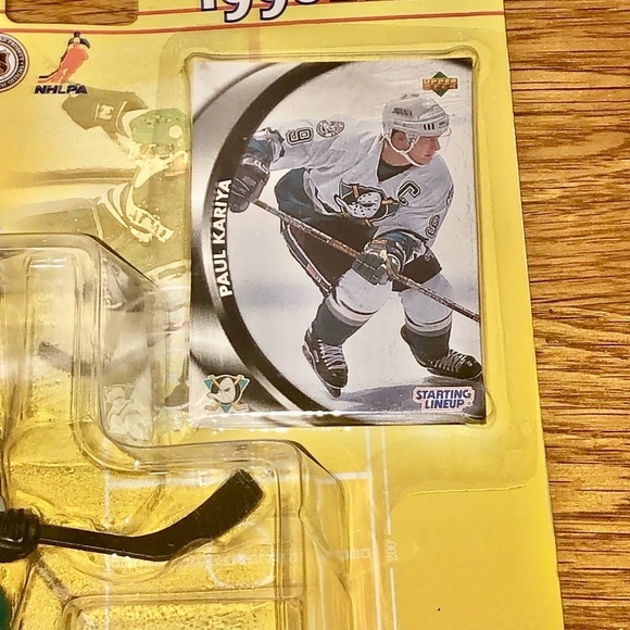 NHL 1999 Starting Lineup Paul Kariya Figure - Picture 3 of 3